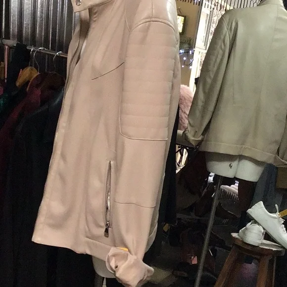 SUGARDADDYS Inc.Pleather tan jkt.Bomber !!!Detail galore.Zip on sleeves too.